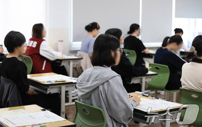 2027학년도 대학수학능력 6월 모의평가일인 4일 오전 서울 마포구 서울여고에서 수험생들이 1교시 국어 영역 시험을 준비하고 있다. 2026.6.4 ⓒ 뉴스1 사진공동취재단