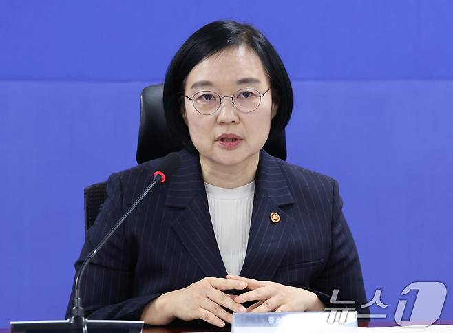 이재명 대통령은 7일 한성숙 중소벤처기업부 장관을 총리후보자로 지명했다고 밝혔다. 사진은 한성숙 중소벤처기업부 장관이 지난4월 16일 서울 여의도 국회 의원회관에서 더불어민주당 을지로위원회 주최로 열린 세븐브로이-대한제분 상생협력기금 출연식에서 발언하고 있는 모습. (뉴스1 DB)