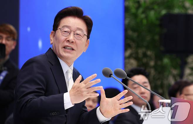 이재명 대통령이 8일 청와대 영빈관에서 열린 취임 1주년 기자회견에서 취재진 질문에 답변하고 있다. 2026.6.8 ⓒ 뉴스1 허경 기자