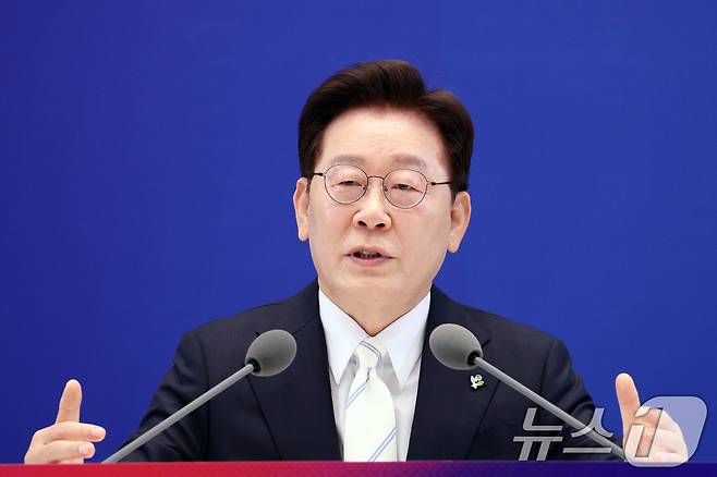 이재명 대통령이 8일 청와대 영빈관에서 열린 취임 1주년 기자회견에서 취재진 질문에 답변하고 있다. 2026.6.8 ⓒ 뉴스1 허경 기자