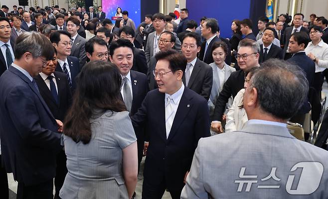 이재명 대통령이 8일 청와대 영빈관에서 열린 취임 1주년 기자회견을 마친 뒤 취재진과 인사하고 있다. 2026.6.8 ⓒ 뉴스1 허경 기자