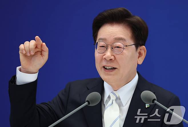 이재명 대통령이 8일 청와대 영빈관에서 열린 취임 1주년 기자회견에서 취재진 질문에 답변하고 있다. 2026.6.8 ⓒ 뉴스1 허경 기자