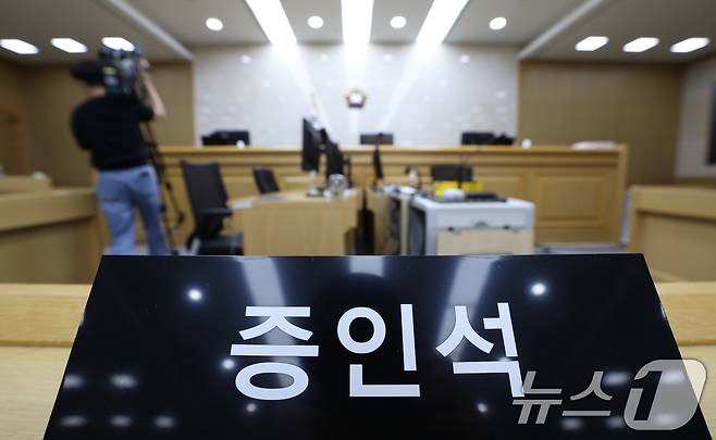 이화영 전 경기도 평화부지사의 이른바 '연어 술파티' 위증 등 혐의 사건 국민참여재판을 사흘 앞둔 5일 국민참여재판이 열릴 경기 수원시 영통구 수원지방법원 204호 대법정이 언론에 공개되고 있다. 2026.6.5 ⓒ 뉴스1 김영운 기자