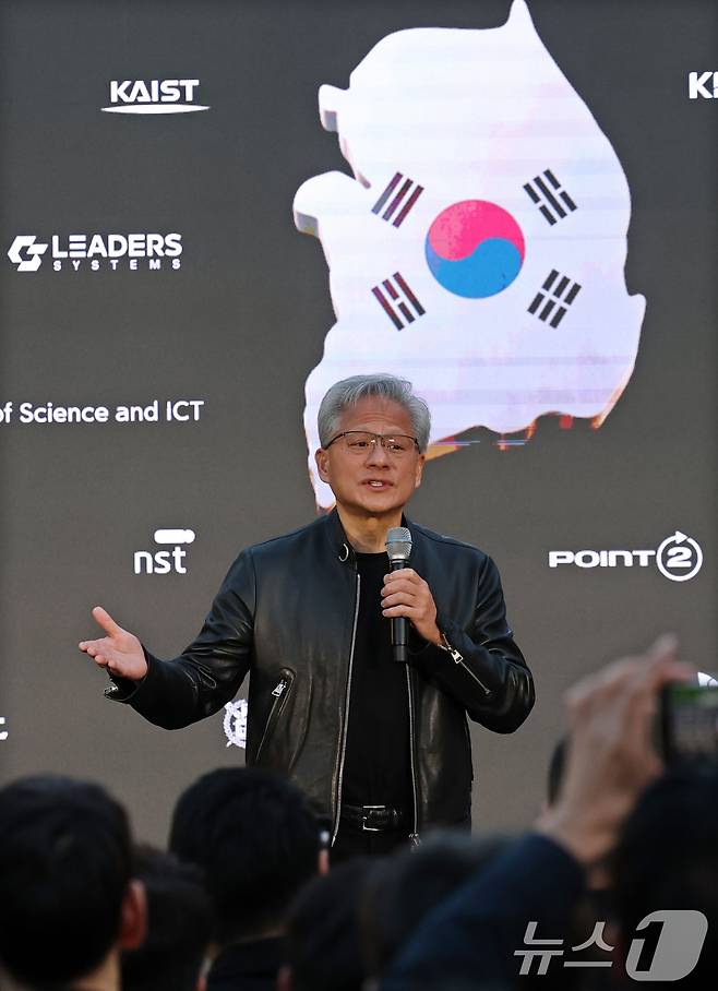 젠슨 황 엔비디아 최고경영자(CEO)가 8일 서울 중구 신라호텔에서 열린 '엔비디아 코리아 AI 에코시스템 리셉션'에서 연설하고 있다. (공동취재) 2026.6.8 ⓒ 뉴스1 김민지 기자
