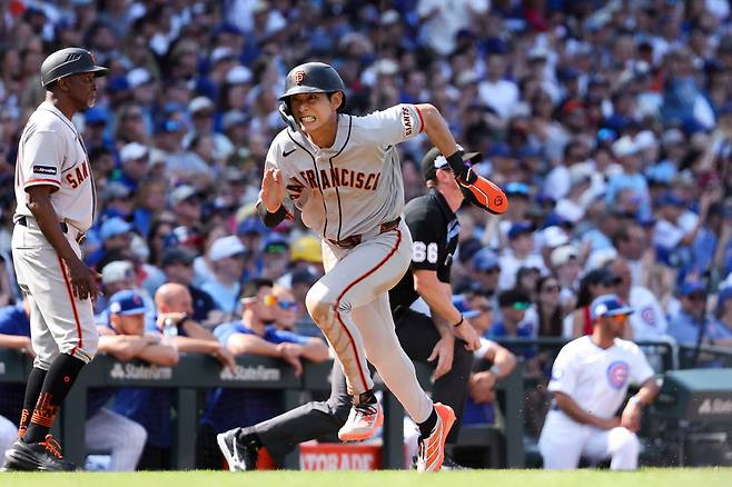 CHICAGO, ILLINOIS - JUNE 06: Jung Hoo Lee #51 of the San Francisco Giants runs home on a sacrifice fly hit by Matt Chapman #26 (not pictured) in the ninth inning against the Chicago Cubs at Wrigley Field on June 06, 2026 in Chicago, Illinois. Sage Zipeto/Getty Images/AFP (Photo by Sage Zipeto / GETTY IMAGES NORTH AMERICA / Getty Images via AFP)연합뉴스