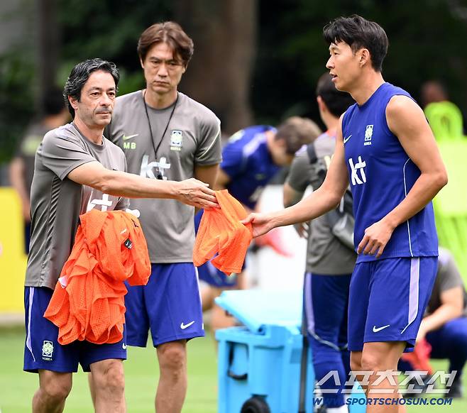 8일(한국시각) 멕시코 과달라하라 인근 사포판 월드컵대표팀 베이스캠프 훈련장 치바스 베르데 바예에서 진행된 대한민국 월드컵 대표팀의 공식 훈련, 손흥민이 조끼를 건네받고 있다. 사포판(멕시코)=허상욱 기자wook@sportschosun.com/2026.06.08/