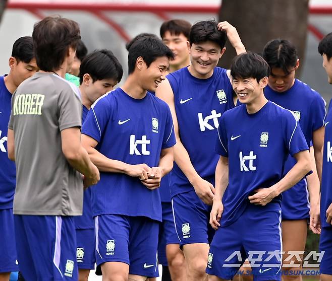 8일(한국시각) 멕시코 과달라하라 인근 사포판 월드컵대표팀 베이스캠프 훈련장 치바스 베르데 바예에서 진행된 대한민국 월드컵 대표팀의 공식 훈련, 백승호 김민재 김문환이 미소를 지으며 그라운드로 나서고 있다. 사포판(멕시코)=허상욱 기자wook@sportschosun.com/2026.06.08/