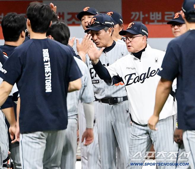 12일 고척스카이돔에서 열린 한화와 키움의 경기. 한화가 11대5로 승리했다. 승리의 기쁨을 나누는 김경문 감독과 한화 선수들의 모습. 고척=허상욱 기자wook@sportschosun.com/2026.05.12/
