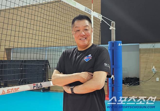 인터뷰에 임한 마나베 감독. 김영록 기자