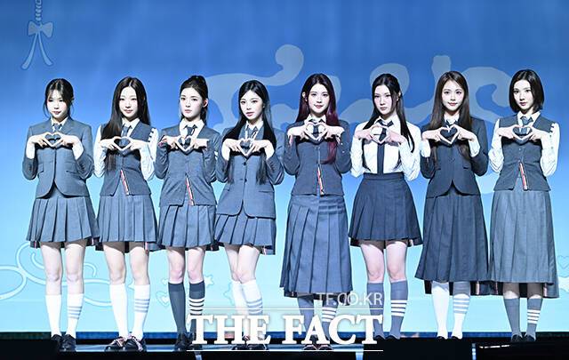 그룹 하츠투하츠의 예온 스텔라 유하 이안 에이나 주은 카르멘 지우(왼쪽부터)가 두 번째 미니앨범 'Lemon Tang'를 22일 오후 6시 발매한다. 사진은 하츠투하츠가 2025년 10월 20일 서울 용산구 블루스퀘어 SOL 트래블홀에서 열린 첫 미니앨범 'FOCUS' 발매 기념 미디어 쇼케이스에 참석해 포즈를 취하고 있는 모습이다./서예원 기자