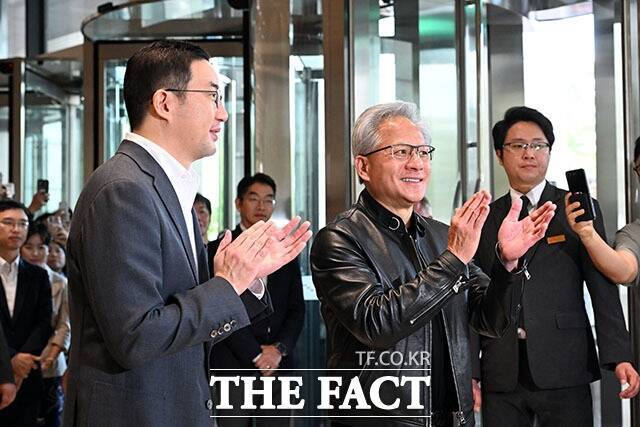 젠슨 황 엔비디아 CEO가 8일 오전 서울 여의도 LG트윈타워에서 구광모 LG그룹 회장과 사업 협력 논의를 마친 뒤 박수를 치고 있다. /서예원 기자