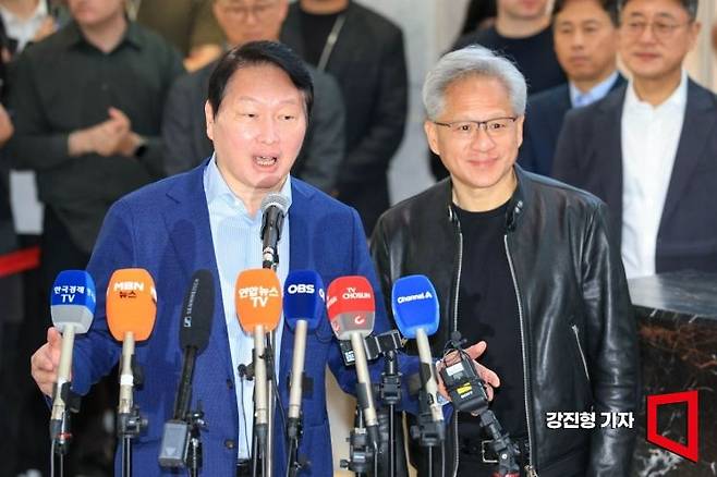 최태원 SK그룹 회장(왼쪽)과 젠슨 황 엔비디아 최고경영자(CEO)가 8일 서울 종로구 SK 서린빌딩에서 'AI 팩토리' 등 인프라 협력에 대해 취재진과 질의응답 하고 있다. 2026.6.8 강진형 기자