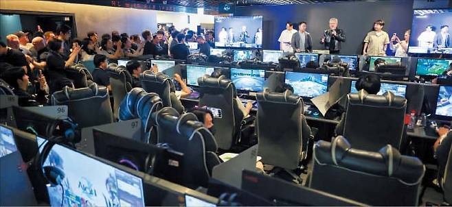 젠슨 황 엔비디아 최고경영자(CEO)가 7일 서울 서초구에 있는 PC방을 찾아 이용객들에게 엔비디아의 최신 그래픽처리장치(GPU)인 ‘RTX 5090’을 선물하고 있다. /연합뉴스