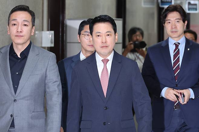 장동혁(가운데) 국민의힘 대표가 8일 서울 여의도 국회에서 열린 최고위원회의에 참석하고 있다. 왼쪽부터 김민수 최고위원, 박준태 당대표 비서실장, 장 대표, 박성훈 수석대변인. /뉴스1