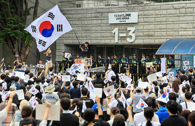 제9회 전국동시지방선거 투표용지 부족 사태에 반발한 시민들이 7일 서울 송파구 올림픽공원 핸드볼경기장 개표소 앞에 모여 재선거를 요구하는 구호를 외치고 있다. /뉴스1
