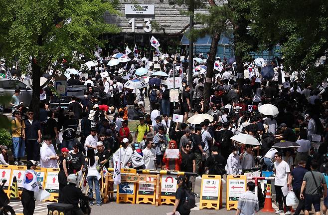 6·3 지방선거 투표용지 부족 사태에 반발한 시민들이 6일 서울 송파구 올림픽공원 핸드볼경기장 개표소 앞에 모여 재선거를 요구하는 구호를 외치고 있다. /뉴스1