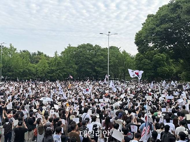 투표지 부족 사태에 분노한 시민들이 현충일인 6일 오후 서울 송파구 올림픽공원 핸드볼경기장 일대를 가득 메우고 있다.ⓒ데일리안 어윤수 기자
