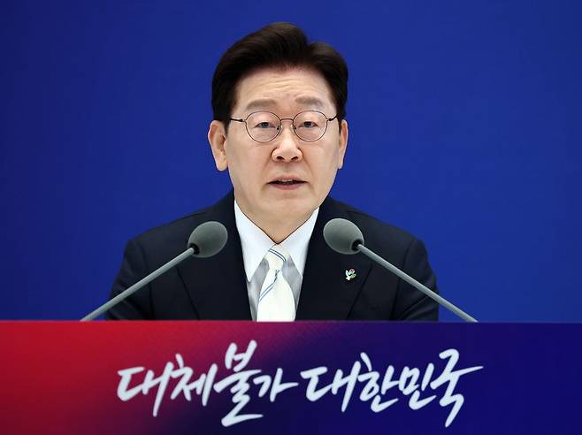 이재명 대통령이 8일 청와대 영빈관에서 열린 취임 1주년 기자회견 '대체불가 대한민국'에서 발언하고 있다. 뉴시스