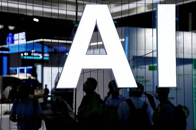 중국 상하이의 ‘인공지능’(AI) 관련 행사장 모습. 로이터 연합뉴스