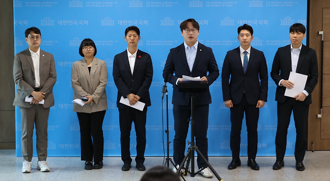 8일 국회에서 진행된 더불어민주당 전국청년위원회·17개 시도당 청년위원회의 기자회견 (사진, 모경종 의원 SNS)