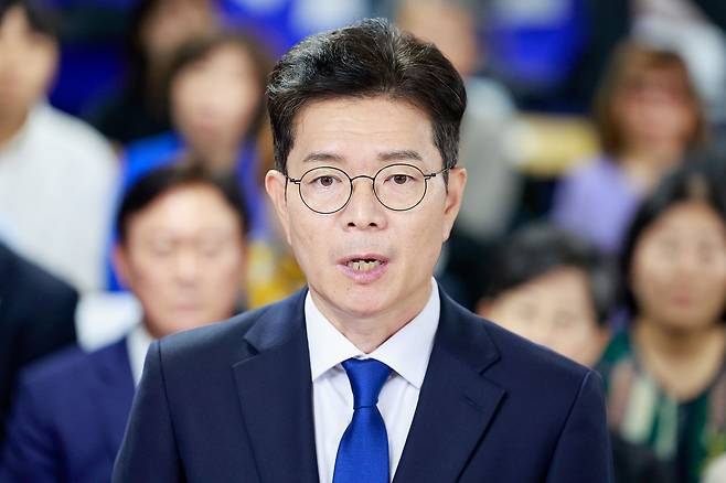 더불어민주당 정원오 서울시장 후보가 지난 4일 서울 중구 세종대로 캠프에서 제9회 전국동시지방선거 관련 입장을 밝히고 있다. 연합뉴스