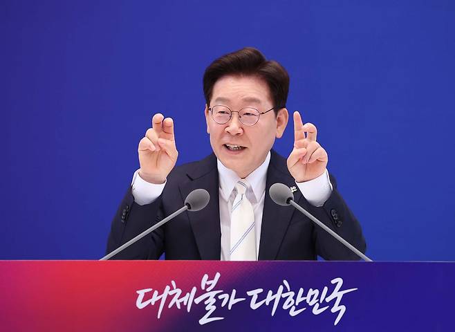 이재명 대통령이 8일 청와대에서 열린 취임 1주년 기자회견에서 취재진의 질문에 답하고 있다. 청와대사진기지단