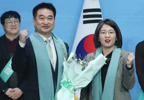 용혜인 새진보연합 상임선대위원장(오른쪽)이 서울 여의도 국회 소통관에서 열린 새진보연합 2호 인재 영입 발표 기자회견에서 최혁진 전 문재인정부 사회경제비서관과 기념촬영을 하고 있다. 뉴스1