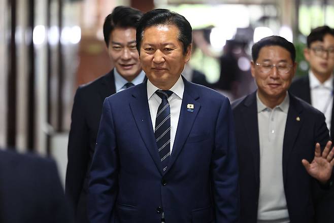 정청래 더불어민주당 대표가 8일 서울 여의도 국회에서 열린 비공개 최고위원회 회의에 참석하고 있다. 뉴스1