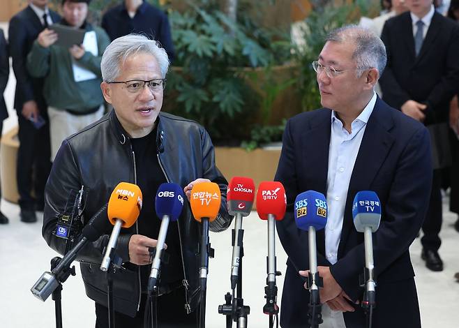 젠슨 황 엔비디아 최고경영자(CEO)가 8일 서울 서초구 현대차그룹 양재 사옥에서 취재진의 질문에 답하고 있다. 오른쪽은 정의선 현대자동차그룹 회장. 뉴시스
