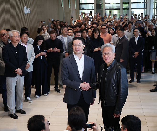 젠슨 황 엔비디아 최고경영자(CEO)와 구광모 LG그룹 회장이 8일 서울 여의도 LG 트윈타워에서 만난 뒤 악수하고 있다. 연합뉴스
