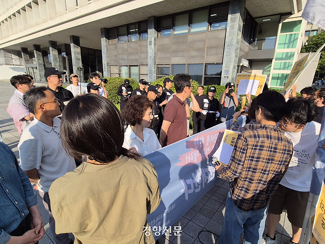 서울대 관계자들이 8일 서울 관악구 서울대학교 행정관 앞에서 트루스포럼의 시국선언에 항의하며 행진하는 재학생들을 가로막고 있다. 김태욱 기자