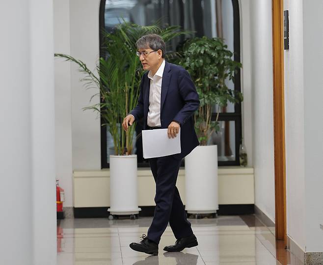 노태악 중앙선거관리위원장이 지난 4일 경기 과천 중앙선관위에서 열린 긴급위원회 회의를 마친 뒤 위원장실로 향하고 있다. 연합뉴스