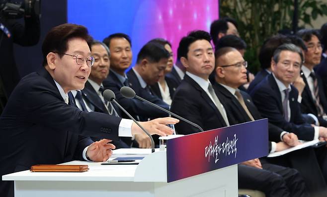 8일 청와대에서 열린 이재명 대통령 취임 1주년 기자회견에서 청와대 참모들이 이 대통령이 발언하는 모습을 바라보고 있다. 연합뉴스