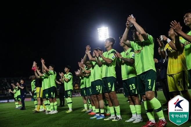 팬들에게 인사하는 김포 FC 선수들. 사진=한국프로축구연맹
