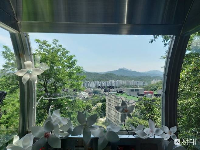 더 커뮤니티A와 올림픽CC를 오가는 푸니쿨라에서 북한산 능선을 조망할 수 있다. /사진=황정원 기자