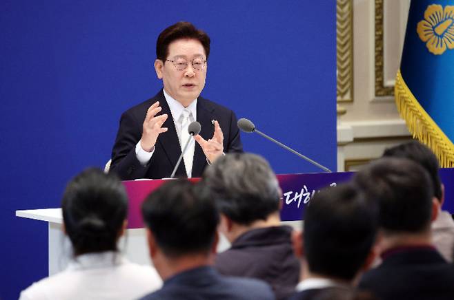 이재명 대통령이 8일 청와대 영빈관에서 열린 취임 1주년 기자회견에서 발언하고 있다. 연합뉴스