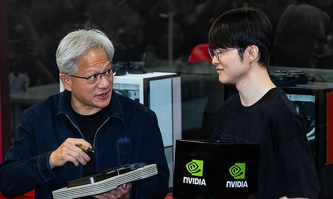 젠슨 황 엔비디아 최고경영자(CEO·왼쪽)가 지난 5일 서울 마포구 ‘T1 베이스 캠프’에서 프로게이머 ‘페이커’ 이상혁 선수에게 엔비디아의 차세대 플래그십 그래픽카드인 ‘지포스 RTX 5090’을 선물하고 있다. 뉴시스