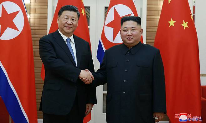 지난 2019년 6월 20일 평양을 방문한 시진핑 중국 국가주석이 북중정상회담에 앞서 김정은 북한 국무위원장과 악수하는 모습. 조선중앙통신·연합뉴스
