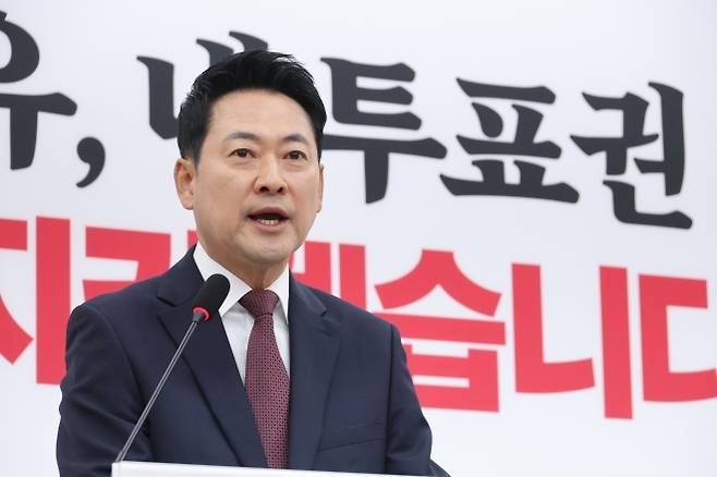 장동혁 국민의힘 대표가 7일 국회에서 기자회견을 열고 6·3 지방선거 서울 지역 등 투표용지 부족 사태와 관련해 재선거를 요구하고 있다. 뉴스1