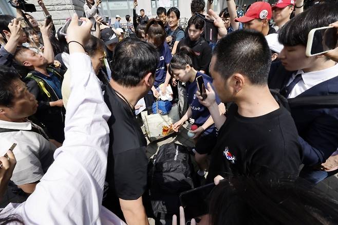경기장 나오는 선수들 짐 살펴보는 시민들 - 제9회 전국동시지방선거 투표용지 부족 사태에 항의하며 개표소 봉쇄 시위를 벌이는 시민들로 인해 서울 송파구 올림픽공원 핸드볼경기장 출입이 통제된 가운데 8일 여자주니어핸드볼 국가대표 선수들이 경기장 내부에 보관 중인 훈련 장비를 가지고 경기장을 나서고 있다. 2026.06.08. 뉴시스