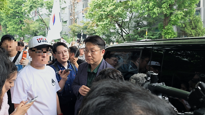 4일 정오 경까지 투표함 봉쇄가 이어지고 있는 송파구 잠실우성아파트 노인정 내부에 서울시선거관리위원회 관계자가 진입한 뒤 현장을 떠나는 과정에서 일부 시위대가 차량 이동을 막아서며 실랑이가 벌어지고 있다. 황동건 기자