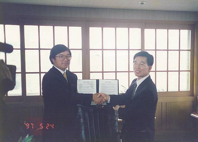 완구기업 손오공을 경영하던 1997년, 최신규 대표가 방한한 일본의 히로히사 사또 다카라 대표와 업무 협약을 맺은 뒤 악수하고 있다. 본인 제공
