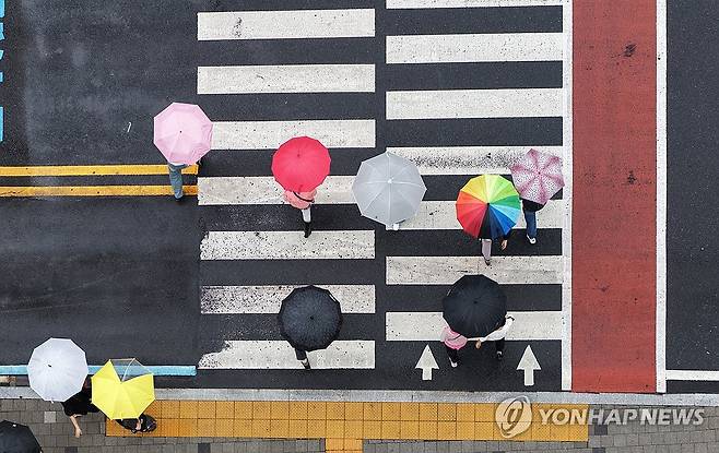 비 내리는 오후 (창원=연합뉴스) 김동민 기자 = 비가 내리는 2일 오후 경남 창원시 성산구 창원시청 사거리에서 우산 쓴 시민들이 이동하고 있다. 2026.6.2 image@yna.co.kr