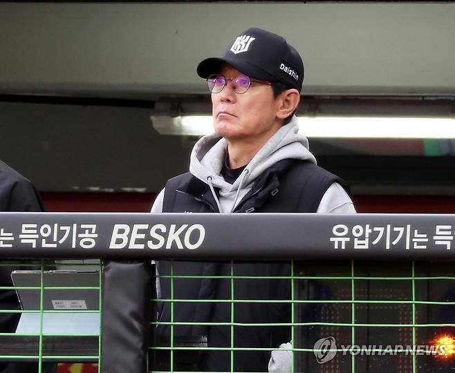 경기 지켜보는 이강철 감독 (광주=연합뉴스) 조남수 기자 = 3일 광주기아챔피언스필드에서 열린 프로야구 kt wiz와 KIA 타이거즈의 경기. kt 이강철 감독이 8회말 수비를 지켜보고 있다. 2026.5.3 iso64@yna.co.kr