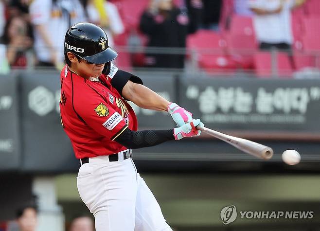 2루타 치는 김도영 (광주=연합뉴스) 조남수 기자 = 6일 광주기아챔피언스필드에서 열린 프로야구 한화 이글스와 KIA 타이거즈의 경기. KIA 4번타자 김도영이 1회말에 2루타를 때리고 있다. 2026.5.6 iso64@yna.co.kr