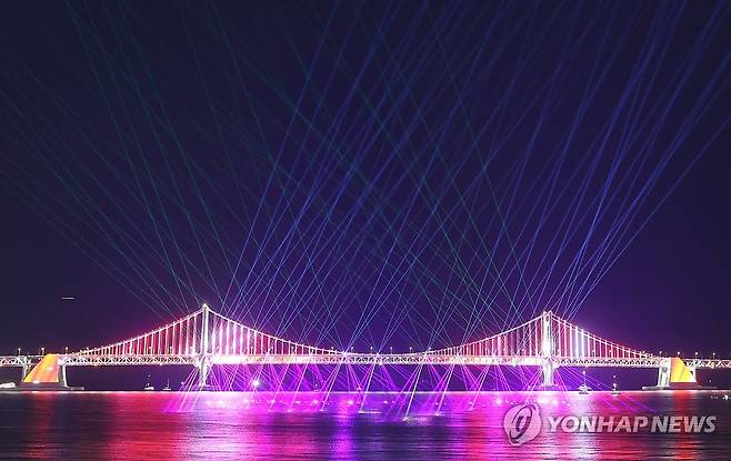 업그레이드된 광안리 레이저쇼 (부산=연합뉴스) 강선배 기자 = 22일 오후 부산 광안리해수욕장에서 열린 '광안리 드론 X 레이저쇼' 특별공연에서 광안대교를 배경으로 화려한 레이저쇼가 펼쳐지고 있다. 이번 특별공연은 지난 7월 첫 시도에 이어 레이저 장비 구성을 보강하고 드론과 레이저가 순차적으로 이어지는 구성으로 연출의 완성도를 높였다. 2025.11.22 sbkang@yna.co.kr