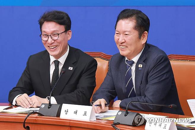 고위당정협의회서 대화하는 국무총리와 여당 대표 (서울=연합뉴스) 신현우 기자 = 김민석 국무총리(왼쪽)와 더불어민주당 정청래 대표가 22일 국회에서 열린 고위당정협의회에 참석해 비공개 전환을 기다리며 대화하고 있다. 2026.3.22 nowwego@yna.co.kr