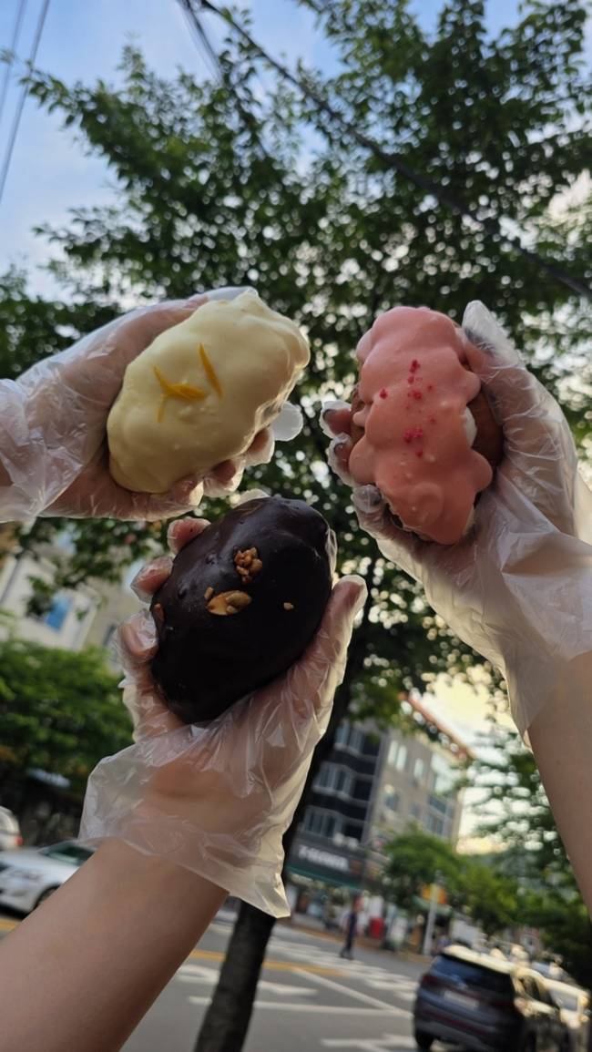 창원시 마산합포구 진동면 은지커피에서 판매 중인 '왁뿌 소금빵'. 초콜릿 코팅을 입혀 손으로 깨거나 베어 물 때 '와그작' 소리가 나는 독특한 식감으로 SNS에서 인기를 끌고 있다. /은지커피