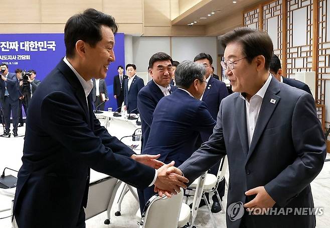 이재명 대통령이 지난해 8월 서울 용산 대통령실 청사에서 열린 전국 시도지사 간담회에서 오세훈 서울시장과 인사하고 있다.연합.