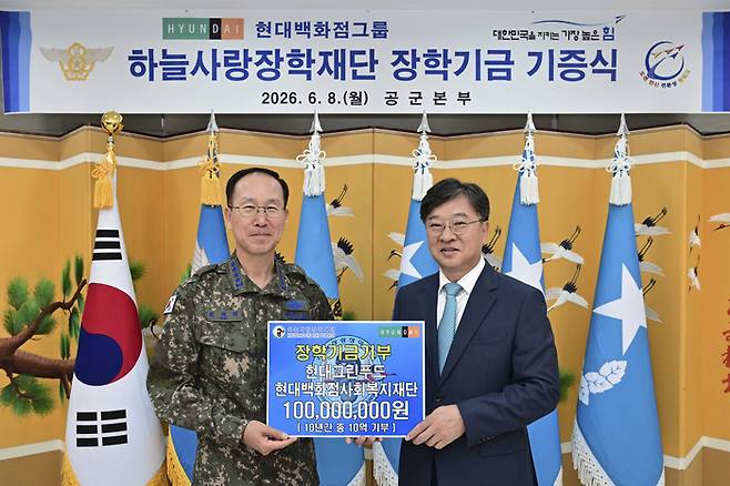 박홍진 현대그린푸드 사장(오른쪽)과 손석락 공군참모총장(왼쪽)이 기념 촬영을 하고 있다. /사진: 현대백화점그룹 제공